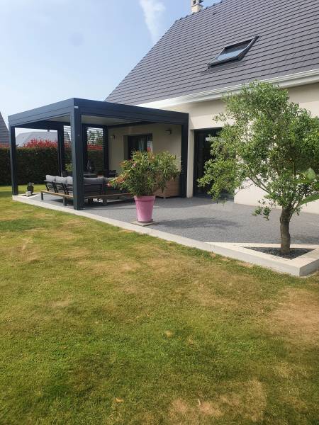 Pose d'un revêtement de sol en granulat de marbre sur une terrasse à Rouen 76 en Seine Maritime