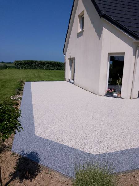Création par notre entreprise d'une terrasse en résine drainante avec bandeau décoratif secteur Dieppe 76