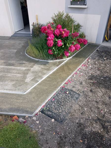 Création par notre entreprise d'une terrasse en résine drainante avec bandeau décoratif secteur Dieppe 76