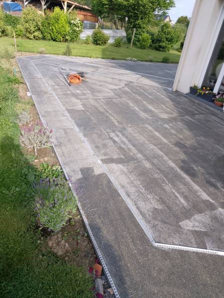 Création par notre entreprise d'une terrasse en résine drainante avec bandeau décoratif secteur Dieppe 76