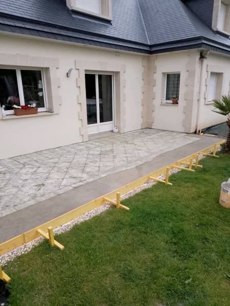 Réalisation par nos artisans d'une terrasse en moquette de pierre avec ragréage secteur Le Havre 76