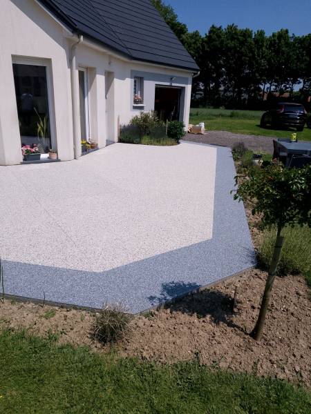 Création par notre entreprise d'une terrasse en résine drainante avec bandeau décoratif secteur Dieppe 76