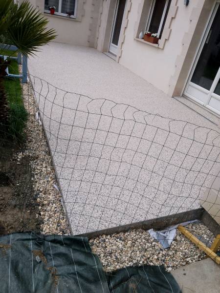 Réalisation par nos artisans d'une terrasse en moquette de pierre avec ragréage secteur Le Havre 76