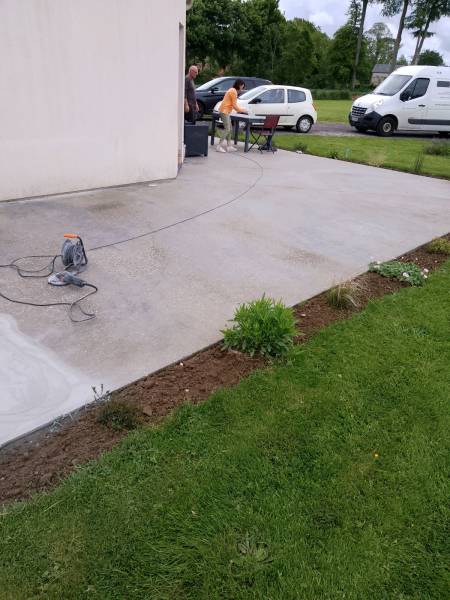 Création par notre entreprise d'une terrasse en résine drainante avec bandeau décoratif secteur Dieppe 76