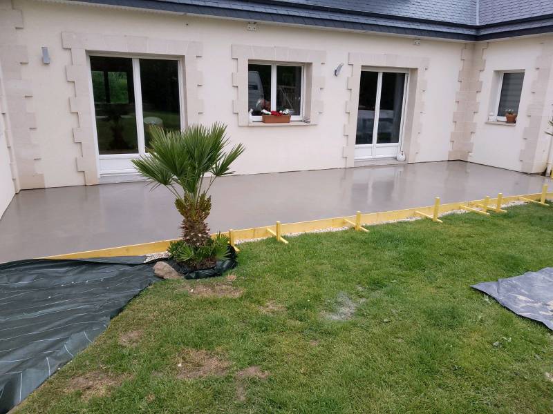 Réalisation par nos artisans d'une terrasse en moquette de pierre avec ragréage secteur Le Havre 76