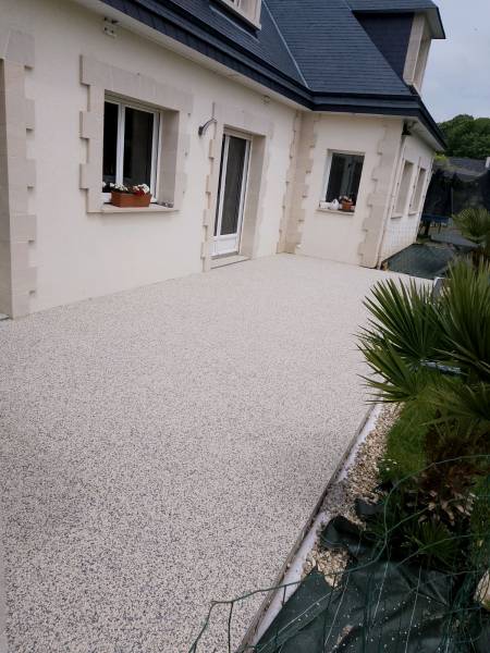 Réalisation par nos artisans d'une terrasse en moquette de pierre avec ragréage secteur Le Havre 76