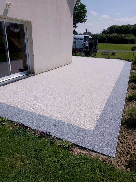 Création par notre entreprise d'une terrasse en résine drainante avec bandeau décoratif secteur Dieppe 76