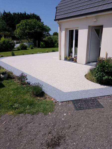 Création par notre entreprise d'une terrasse en résine drainante avec bandeau décoratif secteur Dieppe 76