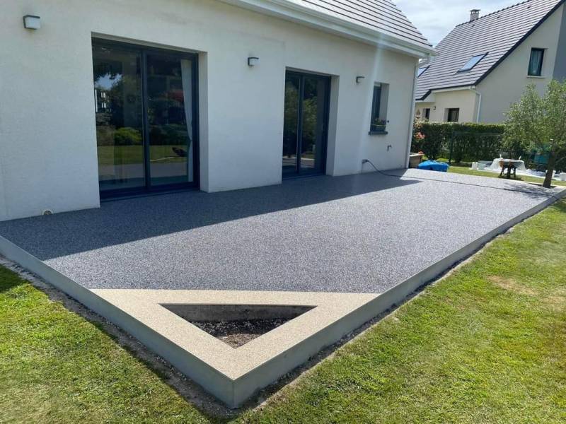 Pose d'un revêtement de sol en granulat de marbre sur une terrasse à Rouen 76 en Seine Maritime