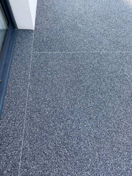 Pose d'un revêtement de sol en granulat de marbre sur une terrasse à Rouen 76 en Seine Maritime