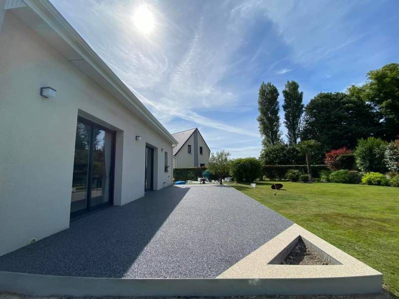 Pose d'un revêtement de sol en granulat de marbre sur une terrasse à Rouen 76 en Seine Maritime