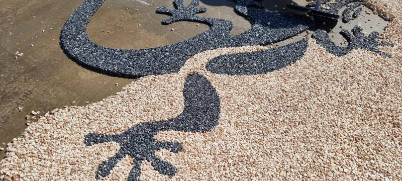 Pose d'un revêtement de sol en granulat de marbre Résinéo pour un pourtour d'une piscine par notre entreprise qualifiée sur Dieppe 76