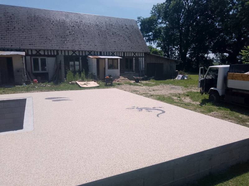 Pose d'un revêtement de sol en granulat de marbre Résinéo pour un pourtour d'une piscine par notre entreprise qualifiée sur Dieppe 76