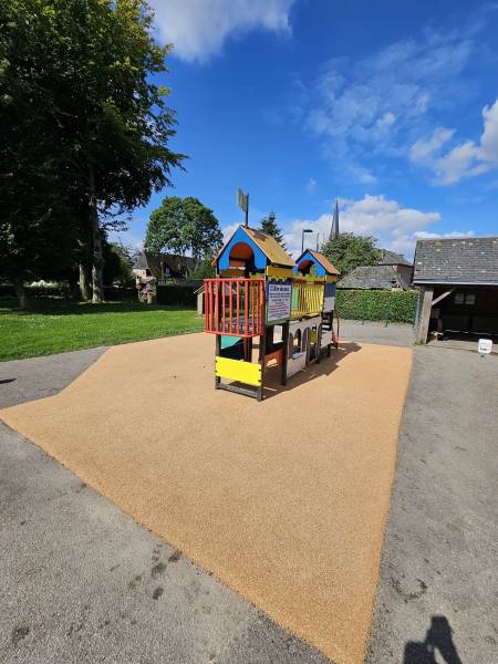 Revêtement de sol en gomme amortissante EPDM pour une aire de jeux secteur Terres de Caux 76