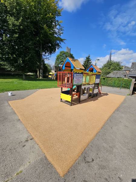Revêtement de sol en gomme amortissante EPDM pour une aire de jeux secteur Terres de Caux 76