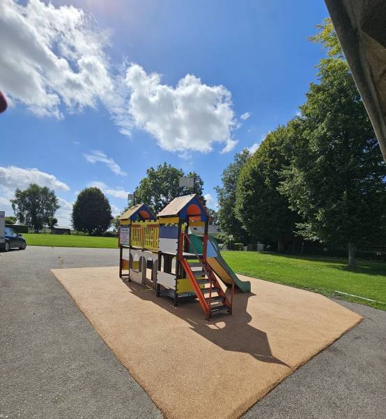 Revêtement de sol en gomme amortissante EPDM pour une aire de jeux secteur Terres de Caux 76