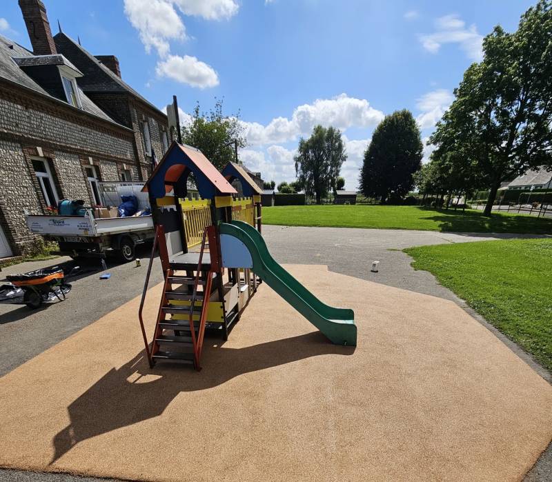 Revêtement de sol en gomme amortissante EPDM pour une aire de jeux secteur Terres de Caux 76