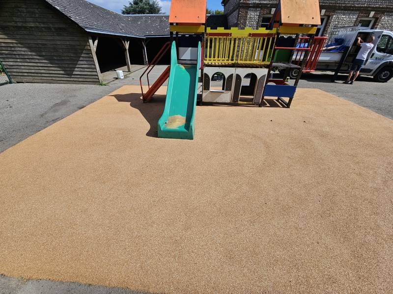 Revêtement de sol en gomme amortissante EPDM pour une aire de jeux secteur Terres de Caux 76