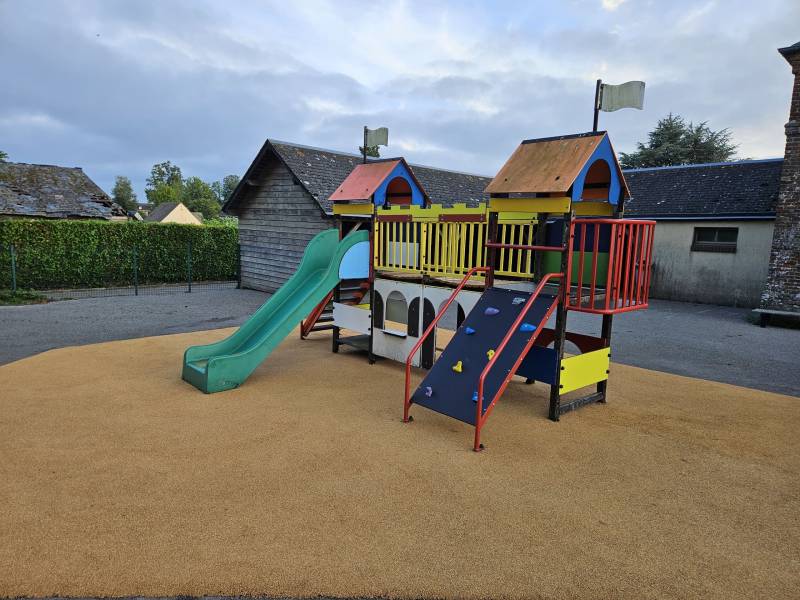 Revêtement de sol en gomme amortissante EPDM pour une aire de jeux secteur Terres de Caux 76